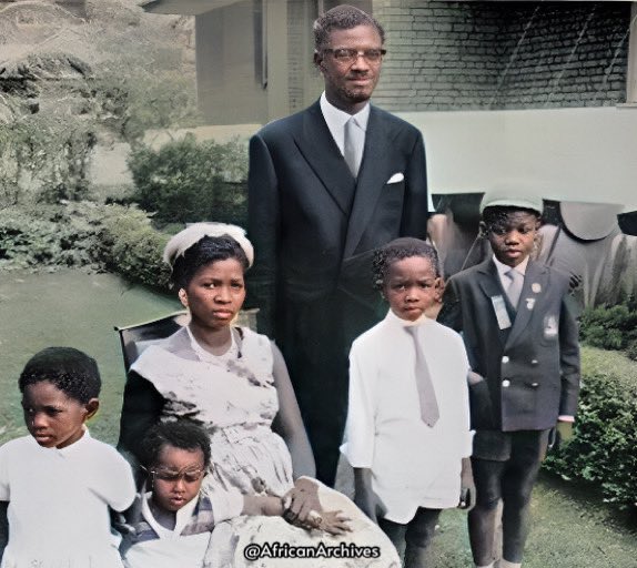 Patrice Lumumba avec sa femme et ses enfants.

Cet homme que le Congo 🇨🇩 a perdu, personne peut le remplacer.

On oublie pas son combat contre les colons blancs…