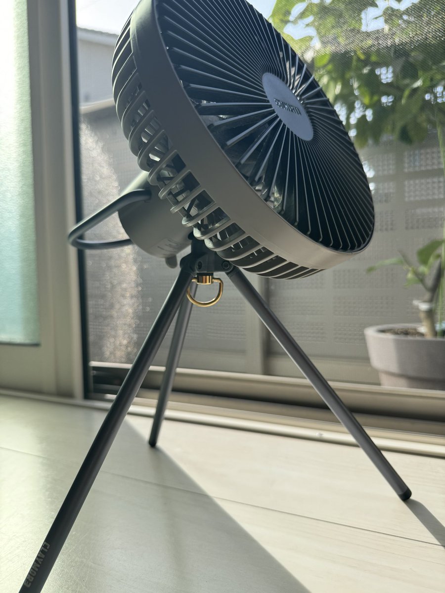 da_ume_camp's tweet photo. クレイモアの足が外れやすい問題。

いままで考えてなかったけど一眼用のネジでばっちりやん。

画期的。 https://t.co/lJ1uKtf8RR