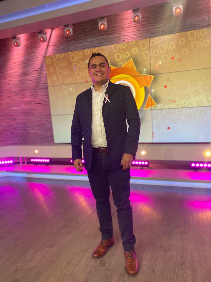rafaramirezmx's tweet photo. La vida es corta, rompe reglas, perdona rápido, ama de verdad, ríete sin control y nunca dejes de sonreír por más extraño que sea el motivo.
#vivelavida #sonrieysefeliz 😁✌🏼 #dalevueltaalapagina #nadiedijoqueseriafacilperosiquevaldrialapenavivir 🙌😉🙏🏼 #rafaramirez https://t.co/C3NhrjSwew