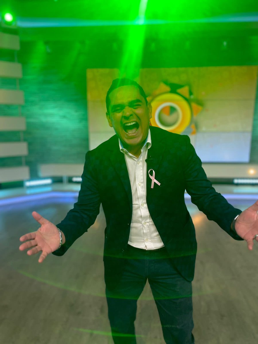 rafaramirezmx's tweet photo. La vida es corta, rompe reglas, perdona rápido, ama de verdad, ríete sin control y nunca dejes de sonreír por más extraño que sea el motivo.
#vivelavida #sonrieysefeliz 😁✌🏼 #dalevueltaalapagina #nadiedijoqueseriafacilperosiquevaldrialapenavivir 🙌😉🙏🏼 #rafaramirez https://t.co/C3NhrjSwew