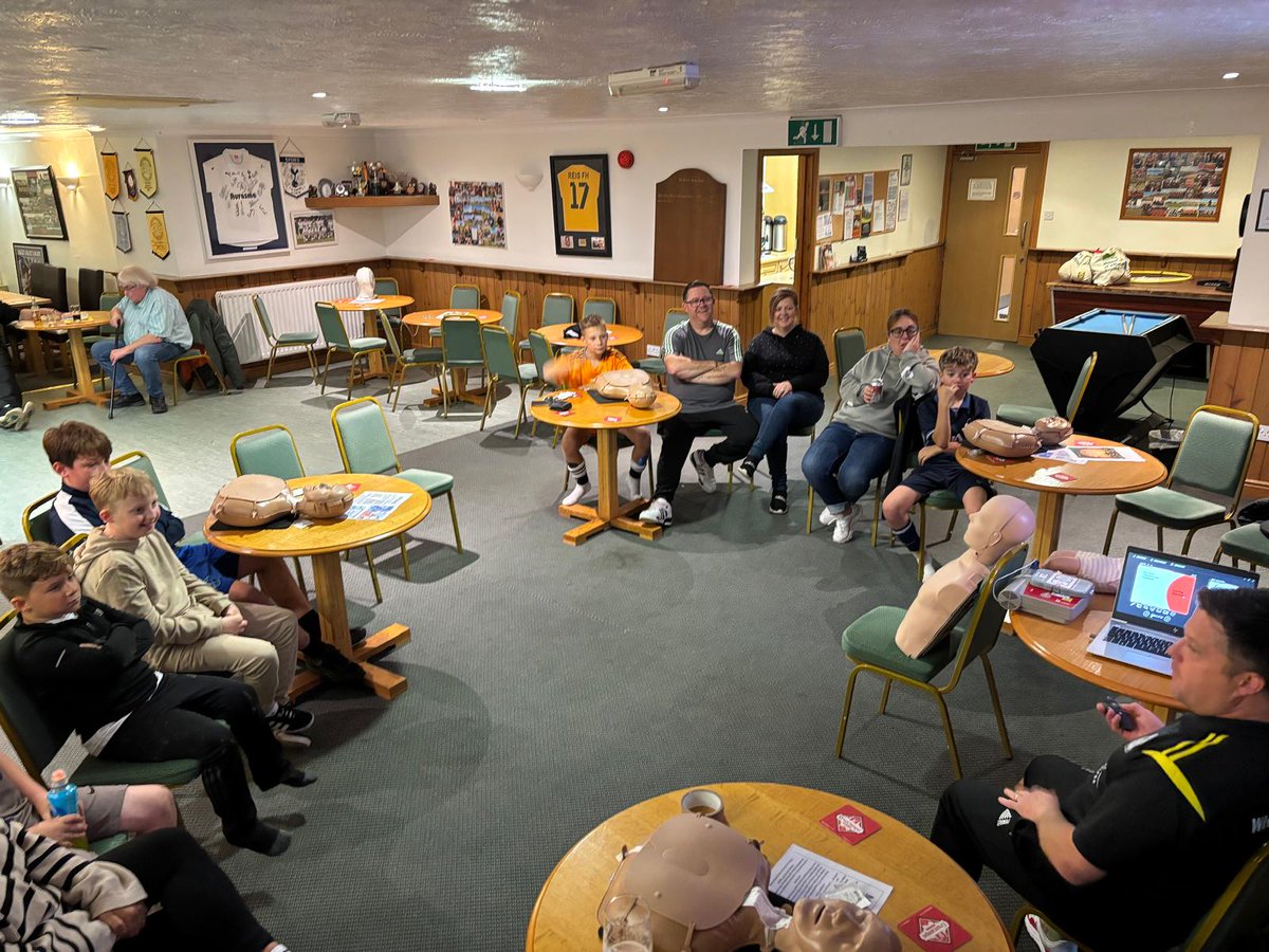 LeeELLIS11's tweet photo. A great night teaching kids and parents CPR and Defib skills at White Notley Football Club....well done all 👏 https://t.co/GTTZBuXMir