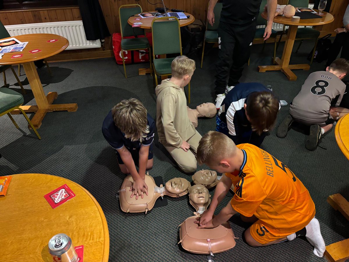 LeeELLIS11's tweet photo. A great night teaching kids and parents CPR and Defib skills at White Notley Football Club....well done all 👏 https://t.co/GTTZBuXMir