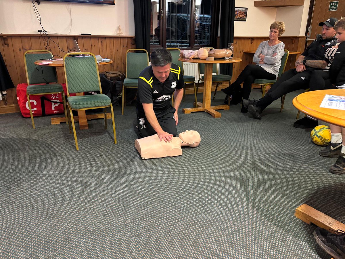 LeeELLIS11's tweet photo. A great night teaching kids and parents CPR and Defib skills at White Notley Football Club....well done all 👏 https://t.co/GTTZBuXMir