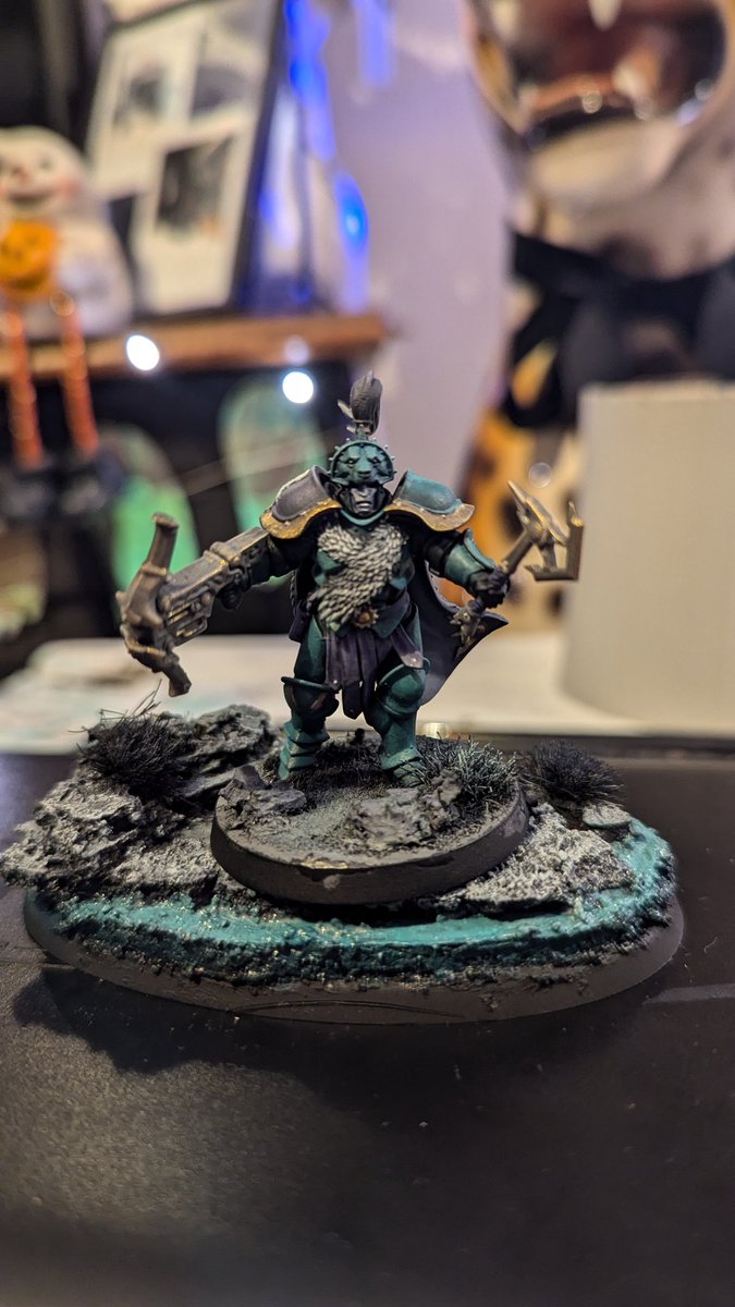 CarminesBlade's tweet photo. @TravellingManUK so far and almost done. Enjoying the challenge of a limited pallet. Question: can I use pigment powders on the base? :) #THEAGEOFPAINTTOBER https://t.co/RWhQ4dvY8W