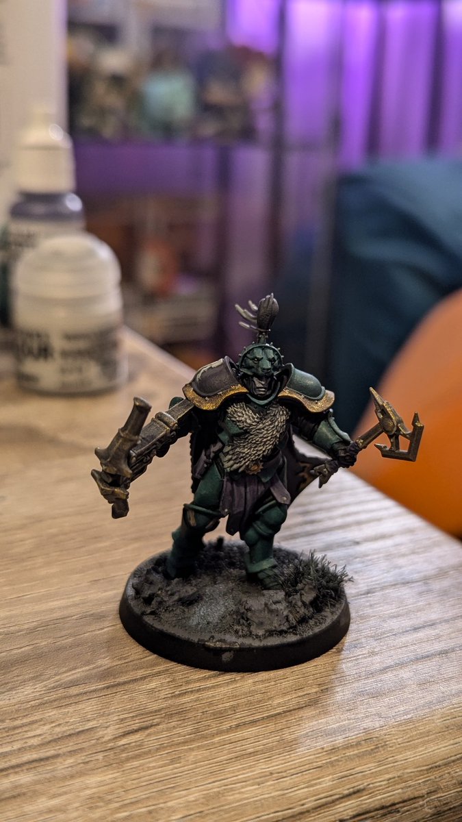 CarminesBlade's tweet photo. @TravellingManUK so far and almost done. Enjoying the challenge of a limited pallet. Question: can I use pigment powders on the base? :) #THEAGEOFPAINTTOBER https://t.co/RWhQ4dvY8W