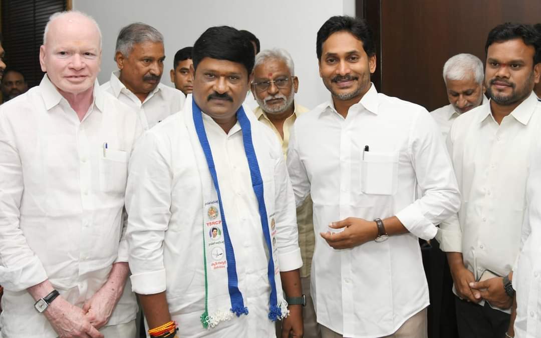 dpurnasagar's tweet image. వైయస్ఆర్‌సీపీ కేంద్ర కార్యాలయంలో మాజీ సీఎం, వైయస్ఆర్‌సీపీ అధినేత @ysjagan గారి సమక్షంలో వైయస్ఆర్‌సీపీ చేరిన కాకినాడ జిల్లా ప్రత్తిపాడు నియోజకవర్గానికి చెందిన టీడీపీ రాష్ట్ర కార్యదర్శి ముదునూరి మురళీకృష్ణంరాజు

#ysjagandemandsprobeintottd
#AndhraPradesh