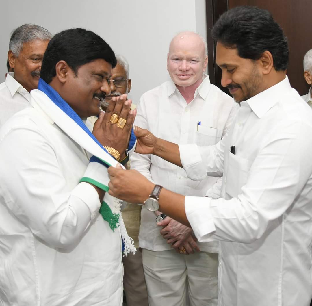 dpurnasagar's tweet image. వైయస్ఆర్‌సీపీ కేంద్ర కార్యాలయంలో మాజీ సీఎం, వైయస్ఆర్‌సీపీ అధినేత @ysjagan గారి సమక్షంలో వైయస్ఆర్‌సీపీ చేరిన కాకినాడ జిల్లా ప్రత్తిపాడు నియోజకవర్గానికి చెందిన టీడీపీ రాష్ట్ర కార్యదర్శి ముదునూరి మురళీకృష్ణంరాజు

#ysjagandemandsprobeintottd
#AndhraPradesh