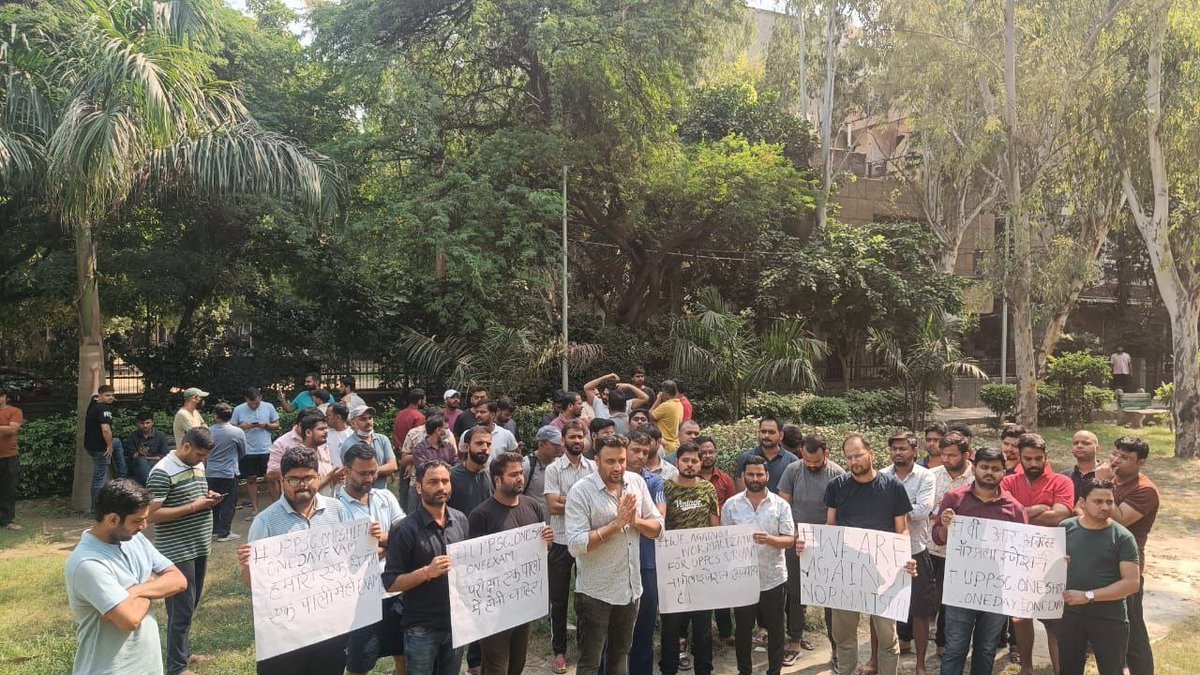 lalitmathur00's tweet photo. हारो न प्रतिकार करो,
नयन लक्ष्य के पार करो,
एक वार से कटे चट्टान,
तलवार की ऐसी धार करो,
आर करो या पार करो,
बस तुम अंतिम वार करो..!!
@myogiadityanath @yadavakhilesh @RahulGandhi @UPCMOffice @Shehzad_ind @gauravbhatiabjp @Aamitabh2  @chiefSecy_UP

#UPPCS_ROARO_ONESHIFT https://t.co/pJQ68vSNzv