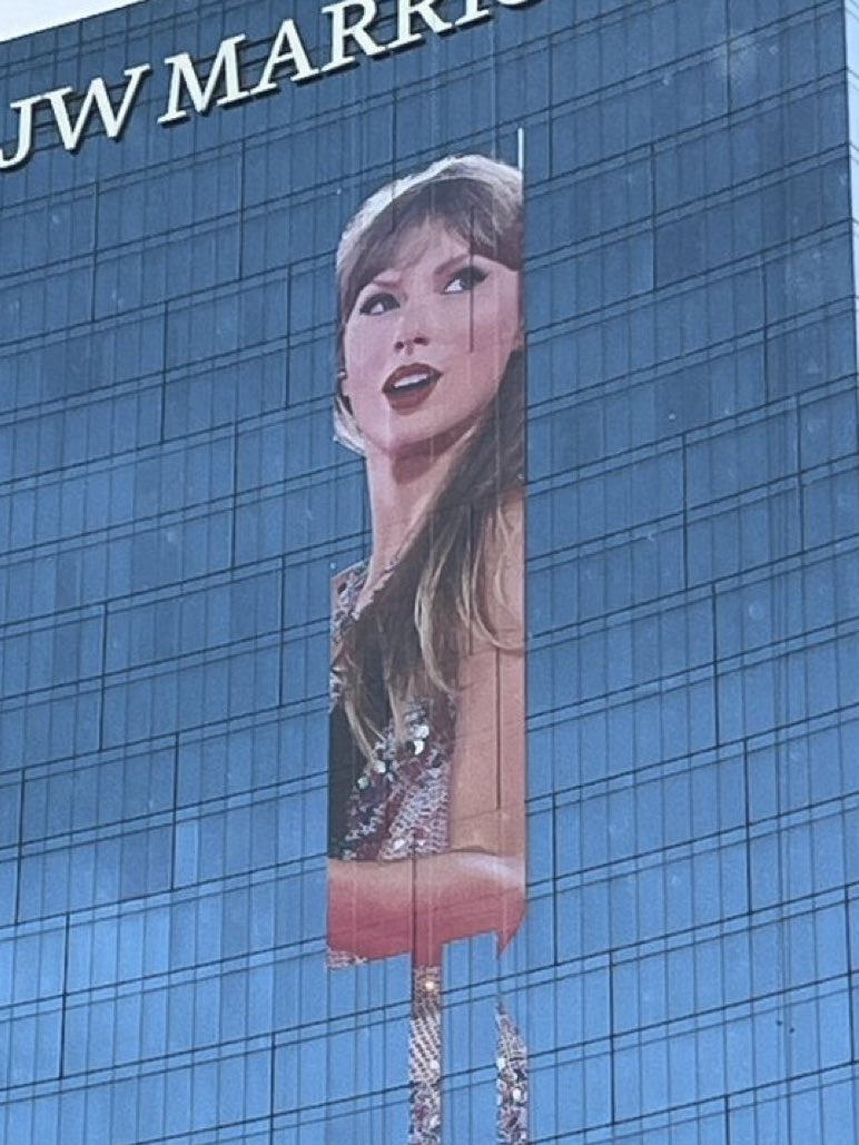 tswifterastour's tweet photo. 🚨| Taylor Swift is being formed on the JW Marriott in downtown Indianapolis ahead of the final leg of 'The Eras Tour'! https://t.co/XduNnYUqVg
