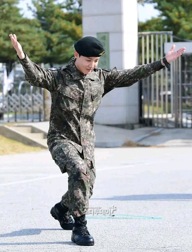 Lilyjmlvu's tweet photo. WELCOME BACK Sunshine 🌻 ☀️🥺
#OurPieceOfPeacelsHere 
#HOBI_HOMECOMING https://t.co/NjCNVxjCAv