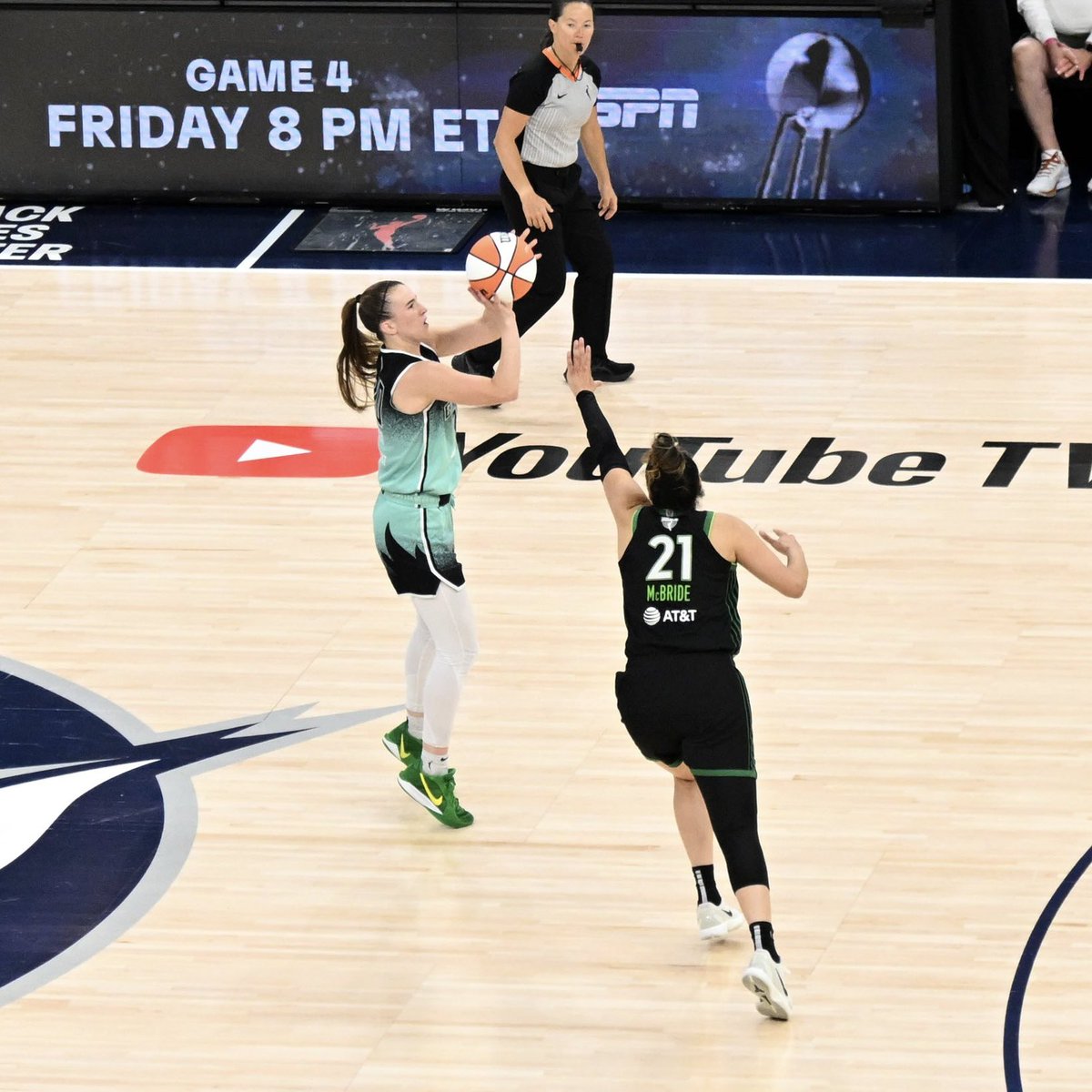 GIGANTESbasket's tweet photo. Sabrina Ionescu

Hielo en las venas.

Para ganar el Game 3 de las Finales casi desde el logo.

🩸❄️ https://t.co/BM6cl8JahY