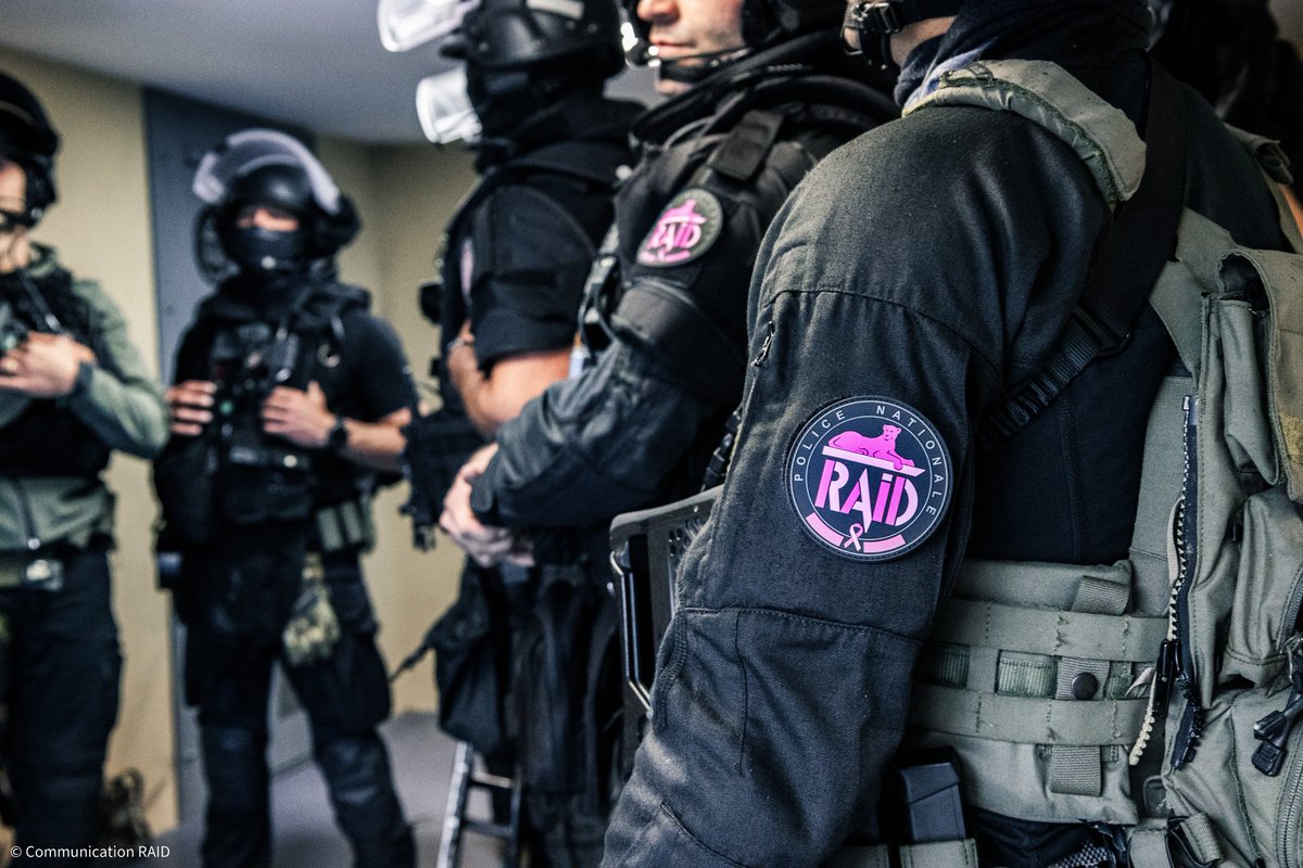 PoliceNationale's tweet photo. #JeudiPhoto | 🩷 Rose &amp; Noir 🖤 Chaque année, tous les services de la police nationale se mobilisent pour #OctobreRose. https://t.co/W4uR1jBScT