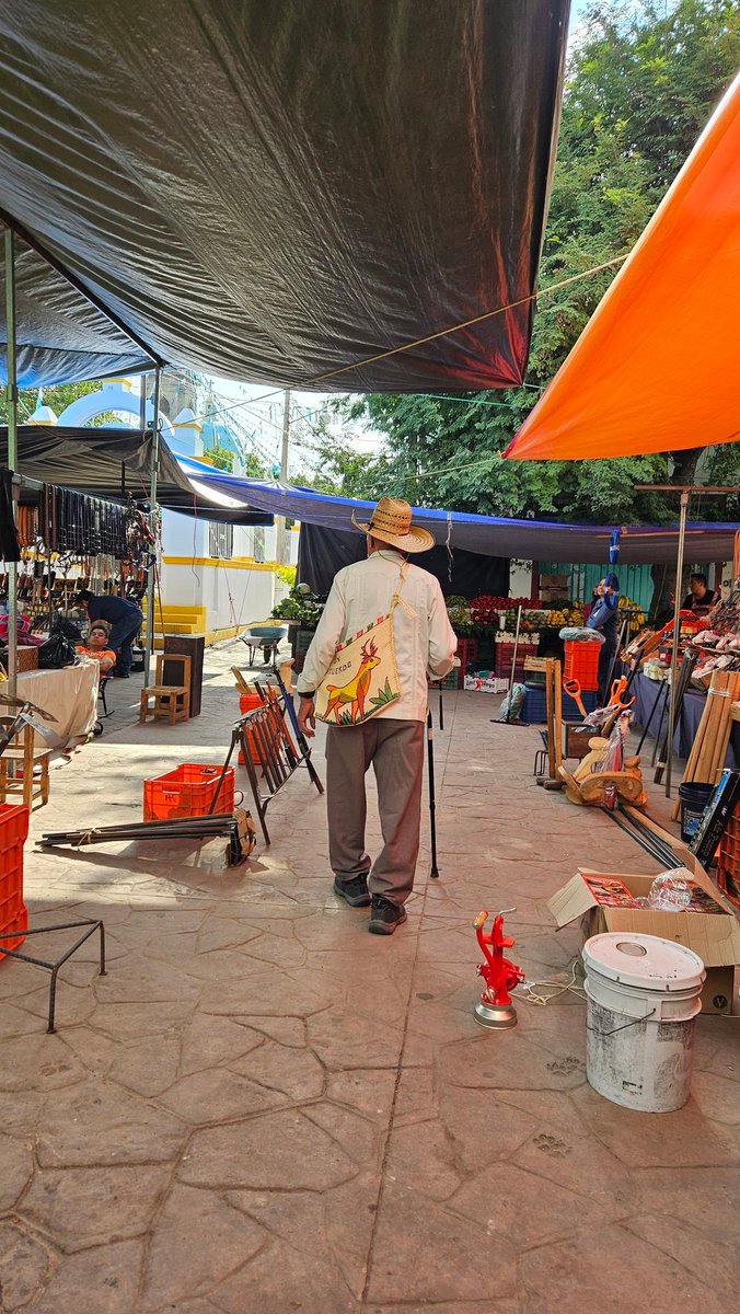 HagiosFranco's tweet photo. "Un recuerdo", viejito con morralito de venado en la plaza de Piaxtla y una de mi mano sacando semilla de calabaza. https://t.co/TQv5eQQGKr
