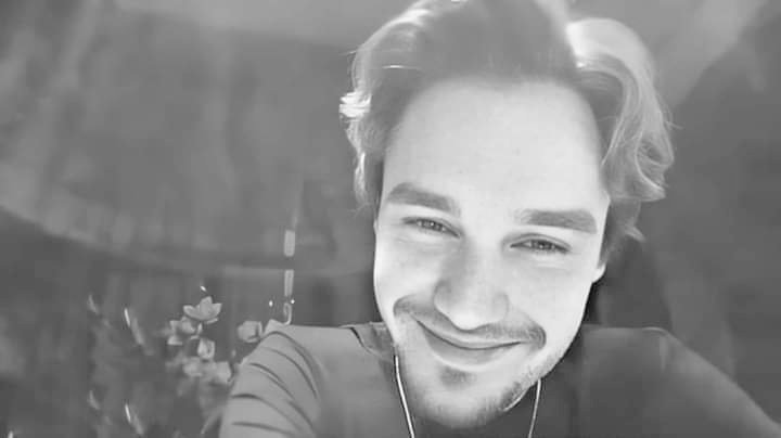 Empatiza con esa persona que sabes que ama a One Direction, que su música es una curita al corazón en momentos tristes o felices. 
Liam Payne forma parte de la vida de sus directioners. Es una etapa de su vida y no minimices el dolor de ser fan.Abracen a directioners😢 #LiamPayne