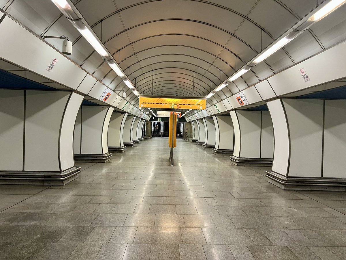 DPPOficialni's tweet photo. STANICE HLOUBĚTÍN | Před pětadvaceti lety jsme uvedli do provozu stanici metra 🚇 Hloubětín na lince B.

🟨Stanice je ražená, trojlodní, pilířová o délce 202m postavená podle architektonického návrhu Ing. arch. Pavla Šafránka se 7 páry prostupů mezi loděmi a 2 spojovacími chodbami mezi nástupišti. Technologický tunel je vyražen před stanicí. 
🟨Stanice má jeden podzemní dvoupodlažní vestibul, napojený na východní stranu nástupiště tunelem s trojicí eskalátorů s dopravní výškou 22,7 m. Bezbariérovost zajišťuje výtah. Návaznou dopravu zajišťují tramvaje, které v této části města jezdí od roku 1976, a autobusy. 
🟨Původně se počítalo, že stanice Hloubětín bude na trati B dlouhodobě koncovou, nakonec bylo rozhodnuto o stavbě dalších 2 stanic  – Rajská zahrada a Černý most.   

FOTO: DPP Dominika Brabcová