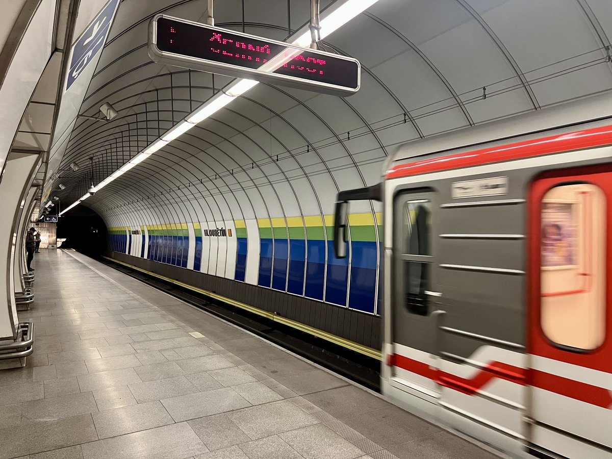 DPPOficialni's tweet photo. STANICE HLOUBĚTÍN | Před pětadvaceti lety jsme uvedli do provozu stanici metra 🚇 Hloubětín na lince B.

🟨Stanice je ražená, trojlodní, pilířová o délce 202m postavená podle architektonického návrhu Ing. arch. Pavla Šafránka se 7 páry prostupů mezi loděmi a 2 spojovacími chodbami mezi nástupišti. Technologický tunel je vyražen před stanicí. 
🟨Stanice má jeden podzemní dvoupodlažní vestibul, napojený na východní stranu nástupiště tunelem s trojicí eskalátorů s dopravní výškou 22,7 m. Bezbariérovost zajišťuje výtah. Návaznou dopravu zajišťují tramvaje, které v této části města jezdí od roku 1976, a autobusy. 
🟨Původně se počítalo, že stanice Hloubětín bude na trati B dlouhodobě koncovou, nakonec bylo rozhodnuto o stavbě dalších 2 stanic  – Rajská zahrada a Černý most.   

FOTO: DPP Dominika Brabcová