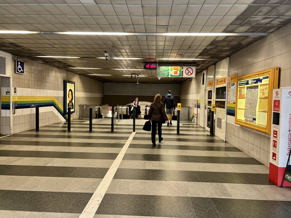 DPPOficialni's tweet photo. STANICE HLOUBĚTÍN | Před pětadvaceti lety jsme uvedli do provozu stanici metra 🚇 Hloubětín na lince B.

🟨Stanice je ražená, trojlodní, pilířová o délce 202m postavená podle architektonického návrhu Ing. arch. Pavla Šafránka se 7 páry prostupů mezi loděmi a 2 spojovacími chodbami mezi nástupišti. Technologický tunel je vyražen před stanicí. 
🟨Stanice má jeden podzemní dvoupodlažní vestibul, napojený na východní stranu nástupiště tunelem s trojicí eskalátorů s dopravní výškou 22,7 m. Bezbariérovost zajišťuje výtah. Návaznou dopravu zajišťují tramvaje, které v této části města jezdí od roku 1976, a autobusy. 
🟨Původně se počítalo, že stanice Hloubětín bude na trati B dlouhodobě koncovou, nakonec bylo rozhodnuto o stavbě dalších 2 stanic  – Rajská zahrada a Černý most.   

FOTO: DPP Dominika Brabcová