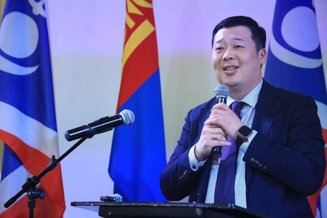 TsogtgerelB's tweet photo. Хяналтын сайд Э.Одбаяр нь:

1. Старлинк 19 саяар
2. Шалны хивс 19 сая
3. Том сандал, Хөргөгч, Зурагт, өрөөний буйдан, сэтгүүлийн ширээ 6,9 сая
4. Цонхны хөшиг 13,7 сая

тус тус худалдан авчээ

#АрдынХүч https://t.co/XTXL59bOkS