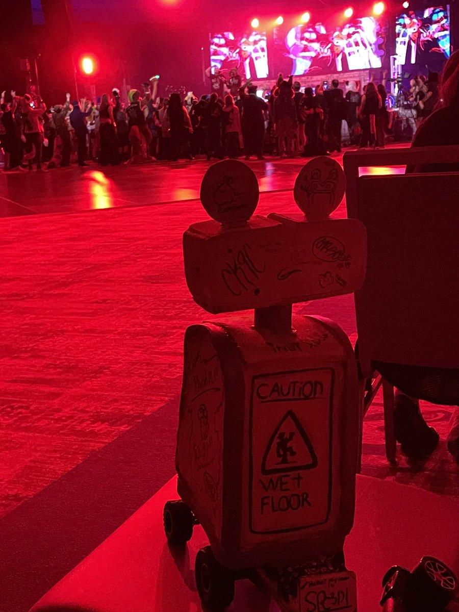 MonarchRooster's tweet photo. #BLFC2024 #BLFC #blfc2024 #furrycon #CK9C 

Off-duty shenanigans!!! https://t.co/xKrCipaLr5