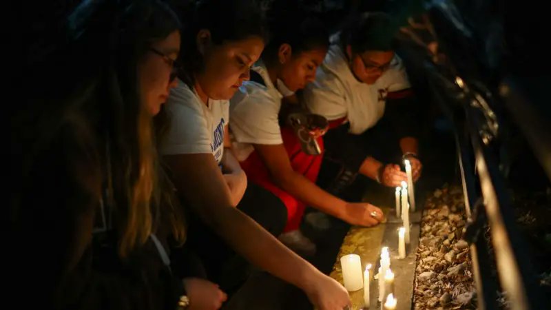 SoundGlobe_'s tweet photo. Tears, hugs, &amp; candles lit outside the hotel

A grieving #OneDirection fan expressed her heartbreak at the news of #LiamPayne’s death, saying, "We won’t see him again... this was our only way of remembering him." Fans around the world are mourning the loss of their beloved star. https://t.co/Lli9IKTZDL
