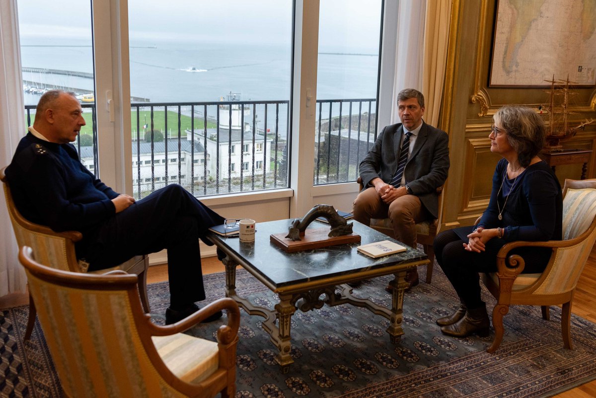 premar_ceclant's tweet photo. 🤝 Ce 16.10, à Brest, le VAE Jean-François Quérat accueillait Mme Barbara Sellier, responsable de l'unité - sécurité maritime - au sein de la direction générale de la mobilité et des transports #DGMOVE de la Commission européenne 🇪🇺 https://t.co/MyCpJL7Iu8