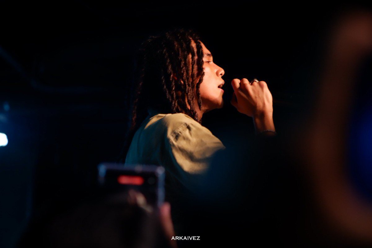 mawult's tweet photo. “lunod sa mga kabaliwan, wala namang nagtatanong
pero oo lang nang oo ang sagot” 🤭

in frame: ALAMAT @modiggity00
🗓️: 20241006
📍: alamat at viva cafe day 2 
📸 from fujifilm xa-10 
lens used: ttartisan 50mm f1.2
not edited, raw photos
#alamat #alamat_mo #alamatsavivacafe https://t.co/mIy93r2fn0