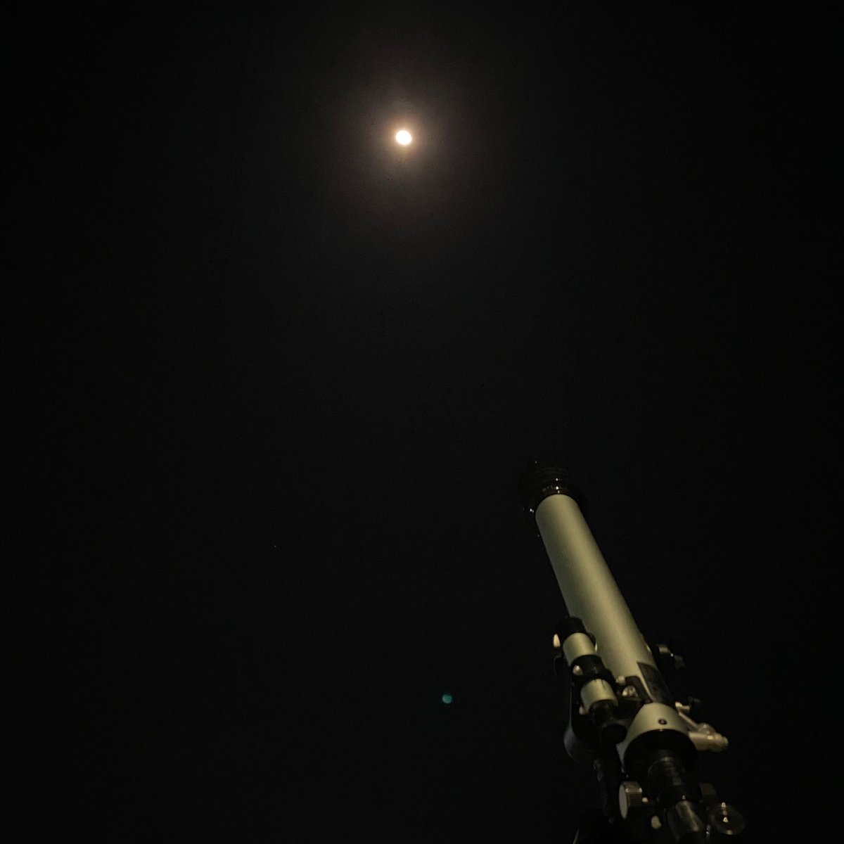 couragepoem's tweet photo. the moon is really pretty yesterday https://t.co/D2LpulR3C5