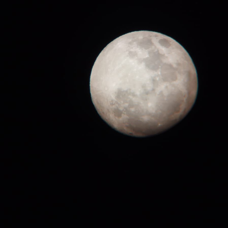 couragepoem's tweet photo. the moon is really pretty yesterday https://t.co/D2LpulR3C5