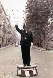 SalvOasi's tweet photo. Non ci crederete, ma una volta i vigili urbani non passavano la maggior parte del loro tempo nascosti dietro muretti e cespugli a fare multe con gli autovelox… https://t.co/fl5mlhdkxT
