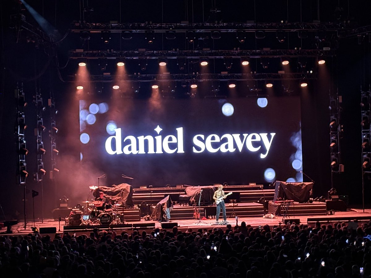 liplockedlawley's tweet photo. @SeaveyDaniel  tonight 🎸 https://t.co/NwoGWBRcQ7