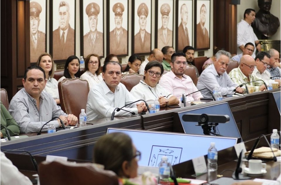 agtzmtz's tweet photo. Reunión de Gabinete con el Gobernador Víctor Manuel Castro Cosío @VictorCastroCos #BajaCaliforniaSur
#economiabcs https://t.co/G066RkCHaC