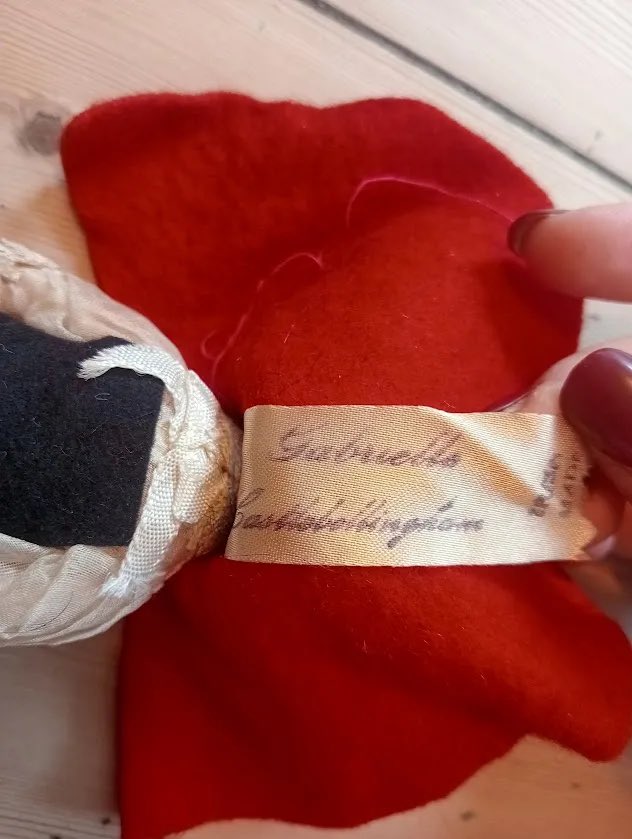 museumofci's tweet photo. A little #Crolly doll labelled “Gabrielle Castlebellingham”. #Louth Linked to “Gabrielle” factory that operated near Bellingham castle from the mid 1950s-70s? If you have any info on doll or factory, Lauren would love to hear from you at info@museumofchildhood.ie https://t.co/vrYW4cHAgG