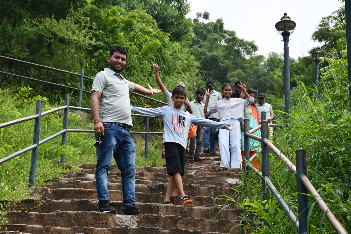 IN_HQENC's tweet photo. #FitIndia
#LargeNavyMindset
⚓️INS Virbahu organised an "Adventure and Sports Activity" for defense civilian employees as part of #YearofNavalCivilians celebrations.
✨Event featured trek to Bojjanakonda, a thrilling boat ride at Kondarkorla lake, and engaging troop games for the personnel. #IndianNavy | @IN_DCP
