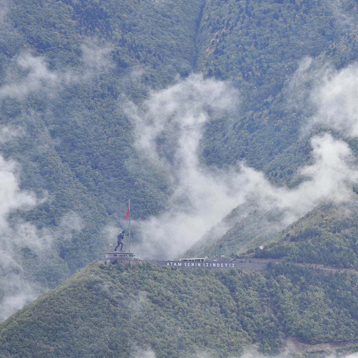 Dünya'nın en büyük Atatürk heykeli, sisler arasında görüntülendi.