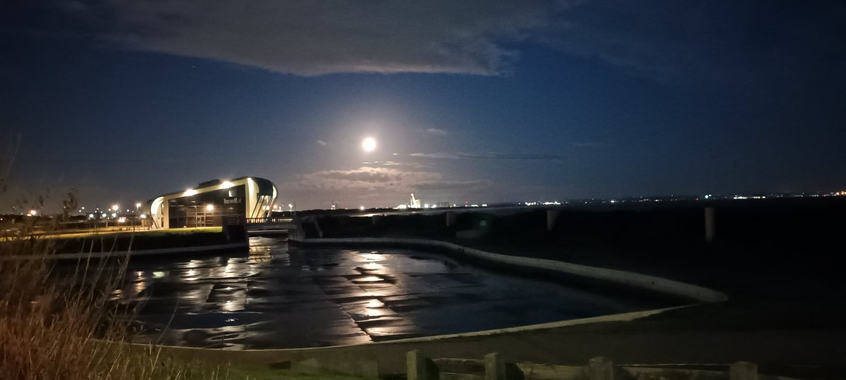 IanE1111's tweet photo. Warm out there for this morning's run with Kraftwerk, Pixies, The Doors, Roxy Music, SLF, and Martin Carthy, ending at the "relined and refilled" boating "lake". #loverunning #loveredcar #suspectdevice https://t.co/zQAjC99A8Y
