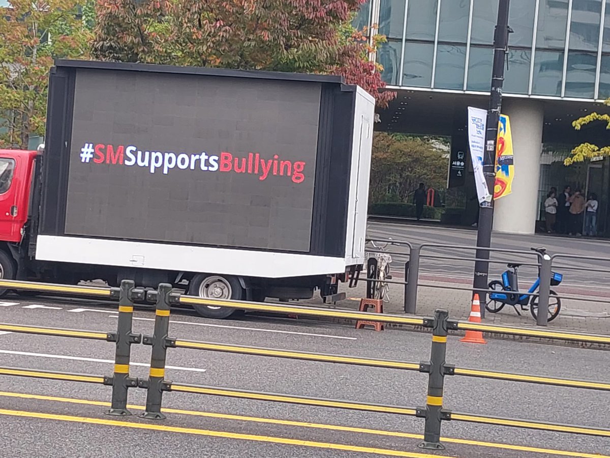 tyongigi's tweet photo. You didn't listen to us the first time, so we had to make you listen. And we will continue to do it until we get JUSTICE FOR SEUNGHAN

#SMSupportsBullying
#SeunghanWasBullied
#JUSTICE_FOR_SEUNGHAN
#UnfairExit_Seunghan
#BringbackRII7E
#SM_스레기 https://t.co/cUrMSNHDCA