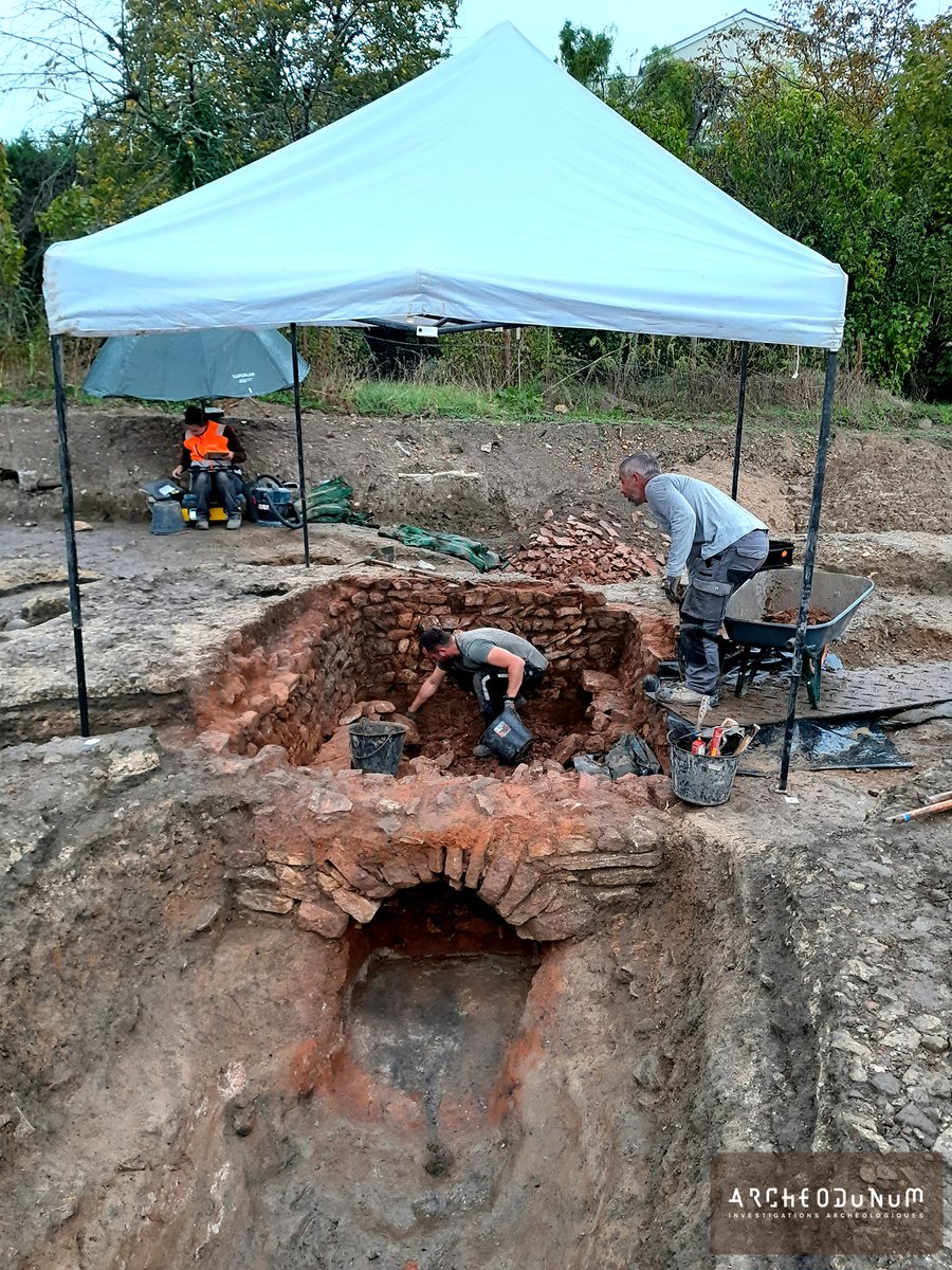 #Endirectduterrain Découverte d'un four de tuilier médiéval à Anse (69) par une équipe Archeodunum sous la direction de Marie-José Ancel. 
cc @KilianBv en pleine fouille de la chambre de chauffe.