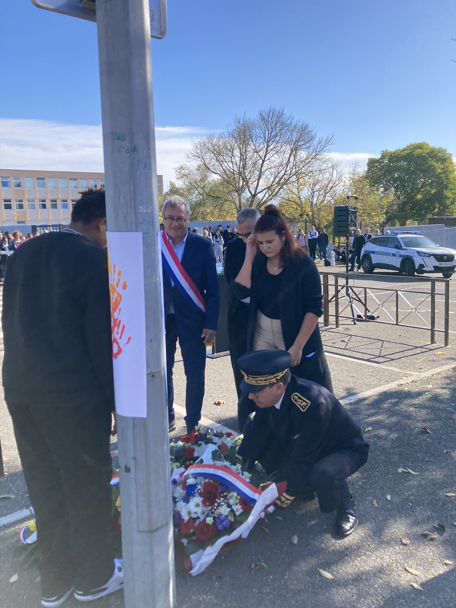 dsden18's tweet photo. M. le directeur académique s’est joint à @VilleDeBourges et @Prefet18 pour rendre hommage à Samuel Paty et à Dominique Bernard, allée Samuel Paty. https://t.co/cn8XMgOvPk