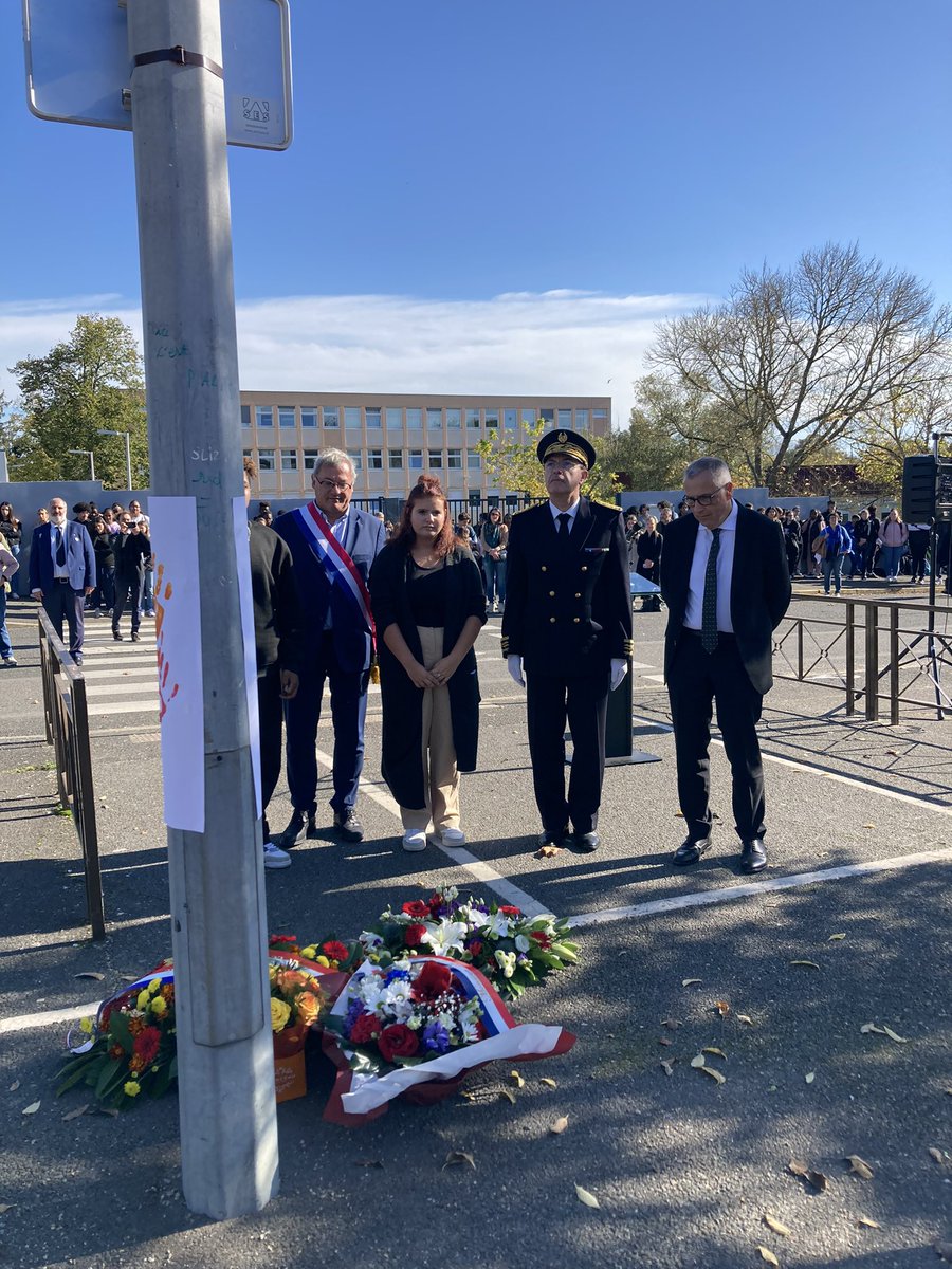 dsden18's tweet photo. M. le directeur académique s’est joint à @VilleDeBourges et @Prefet18 pour rendre hommage à Samuel Paty et à Dominique Bernard, allée Samuel Paty. https://t.co/cn8XMgOvPk