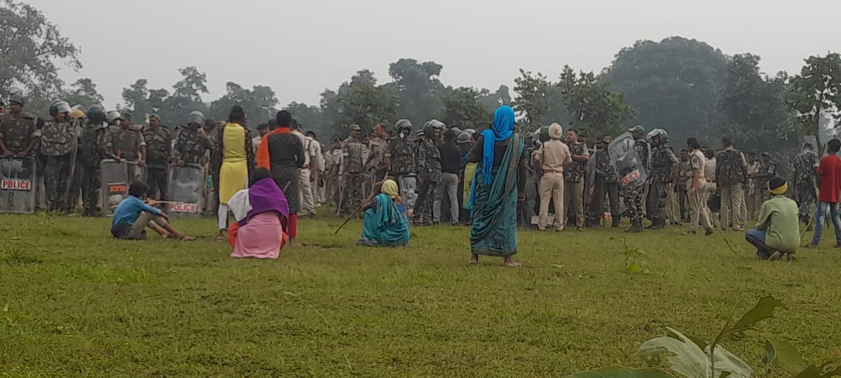 ये मणिपुर नहीं छत्तीसगढ़ के सरगुजा की तस्वीर है 
जहां महिलाएं हसदेव जंगल को बचाने के लिए पुलिस फोर्स के सामने खड़ी हैं 
पुलिस ने आज सुबह से ही क्षेत्र के आदिवासियों को बेरहमी से पीटा है 
फर्जी ग्रामसभा की जांच के लिए कांग्रेस सरकार में राज्यपाल अनुसुइया ऊईके ने पत्र लिखा था। अब