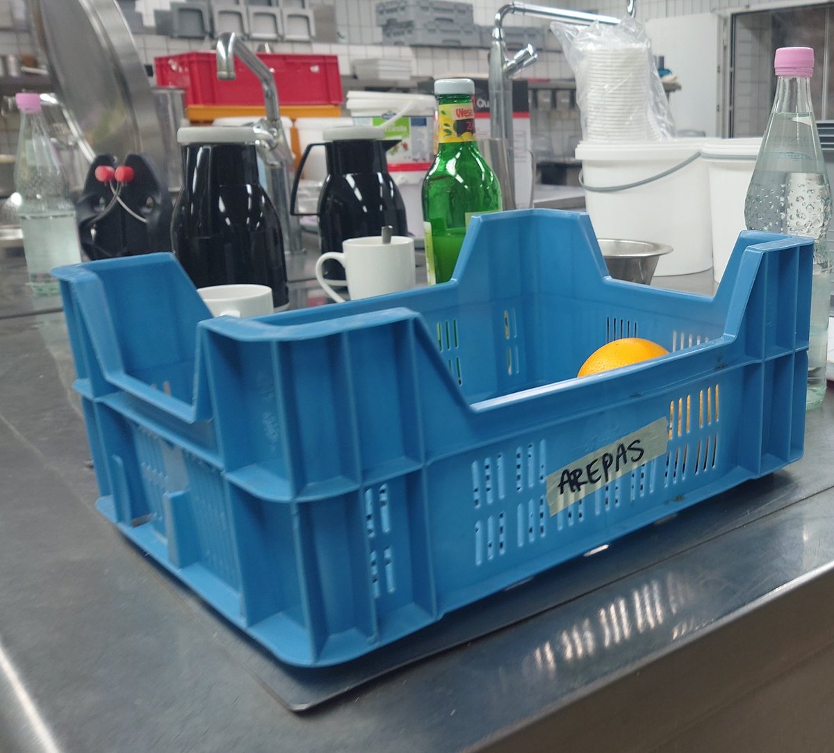 Mely176's tweet photo. Trabajo en la cocina de una clínica, en Alemania, en un pueblito, lejos de la civilización... ayer recibimos el pedido de verduras y veo esto: https://t.co/pGxCKD5zLP