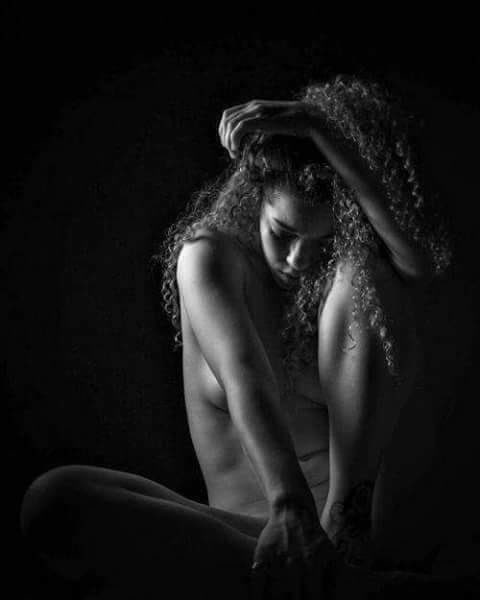 GPoesia's tweet photo. Estoy vacía de ti.
Ya no encuentro tu mirada,
ni de tus manos caricias,
ni tu olor
en mi almohada.

Ya no se escucha tu voz.
Cuando hasta ayer recitabas,
los poemas que leías 
susurrando en nuestra cama

Como suspira mi pecho.
Al recordarme tu boca
como sabían tus besos

#GPoesía https://t.co/o2OTJ7RJwY