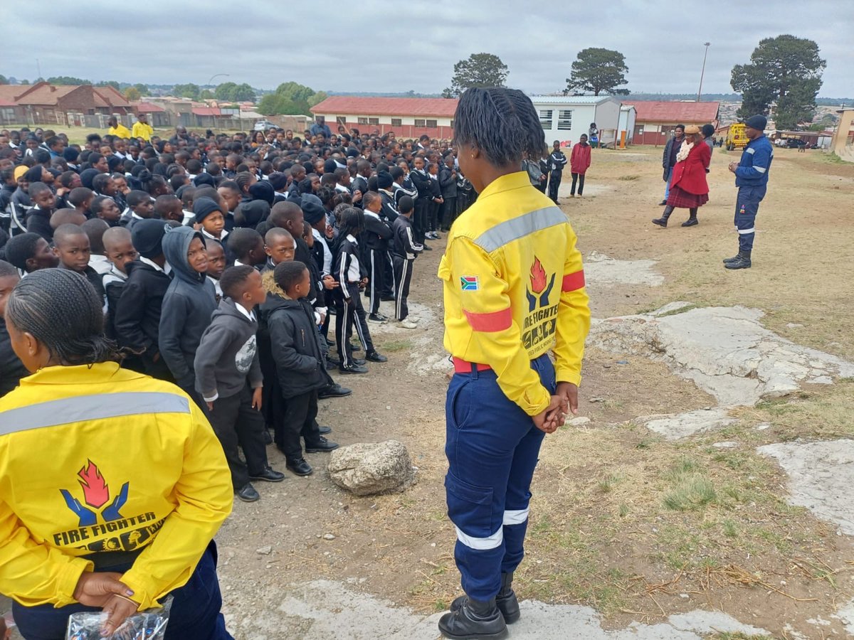wo_fire's tweet photo. 🔥📚 Empowering youth with knowledge is key to reducing fire risks and creating safer communities! Our Ermelo #ClimateChangeWarriors visited Peter Primary today, teaching learners about fire safety and the dangers of invasive plants. #BeFireSafe #IFMS https://t.co/n3Bhk1nMdJ