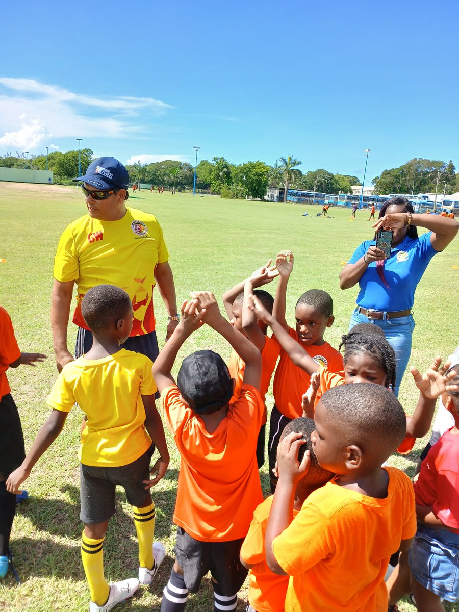 mav_sports_club's tweet photo. Coach Greg and Team Coordinator were busy recently teaching both on and off the field life skills to our U7 Grassroots players. #ThisisMSCI; #Postivedifferent; #MavsU7; #JoinMSCI;#MSCIgrassroots https://t.co/MTsHpzMYl8