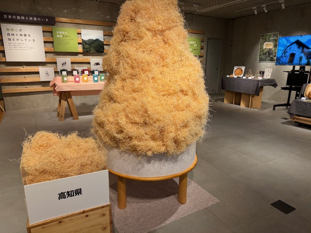 tokyo_tdfaff's tweet photo. #MOCTION #企画展『これって木なんですか?はい、木で出来てます。#高知県 にしかない工場の製品です。』を開催しています🍂高知県にしかない工場で作られた製品「#モクメン」と高知県にしかない木の製品「#モナッカバッグ」を展示!この機会にぜひお手に取ってご覧ください😊https://t.co/nPd9KkUAOO https://t.co/6SqD7zJnz7