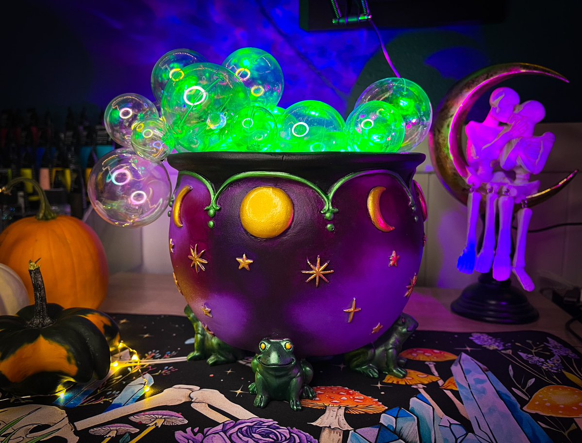 LayliaParker's tweet photo. Finished a repainting project for Halloween 💜💚🖤🐸✨ https://t.co/0VYvxhgc9D