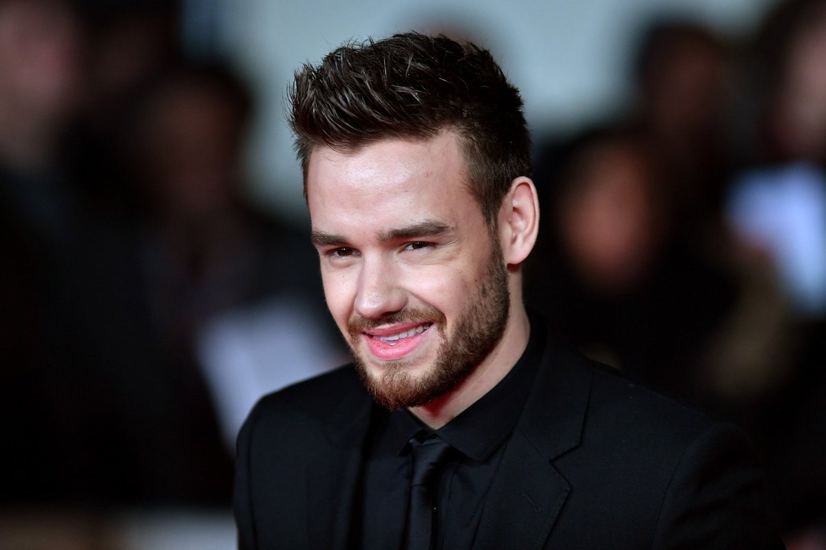 adityarasingh's tweet photo. T260: This is absolutely shocking, former member of #OneDirection Liam Payne died after falling from the hotel balcony.
The band broke up 14 years ago but is disintegrated today💔 https://t.co/RyKllzuWgZ