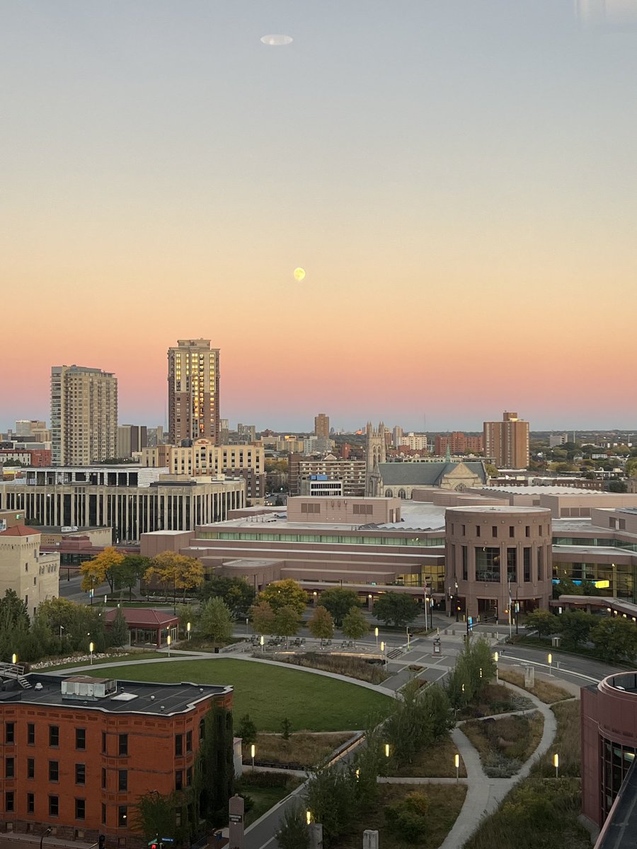 SMCWpg's tweet image. Skylines and sunsets in Minneapolis deliver a perfect backdrop for learning and networking #aiforcx ⁦@ExecsInTheKnow⁩