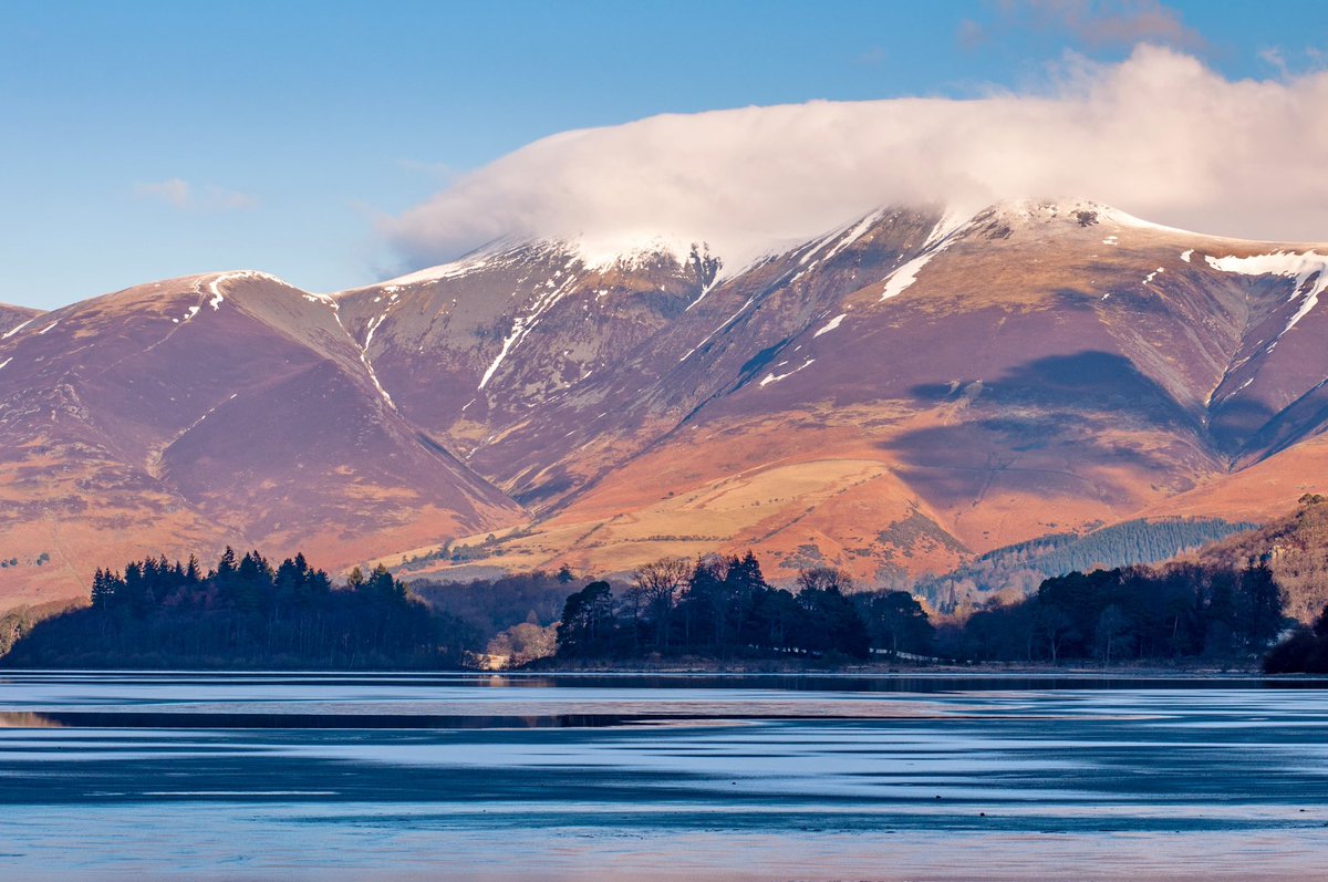 Skiddaw is a mountain in the #LakeDistrict National Park.

Its 3,054 ft (931m) summit is traditionally considered to be the fourth-highest peak.

It lies just north of the town of Keswick and dominates the skyline in this part of the northern lakes.

#Cumberland