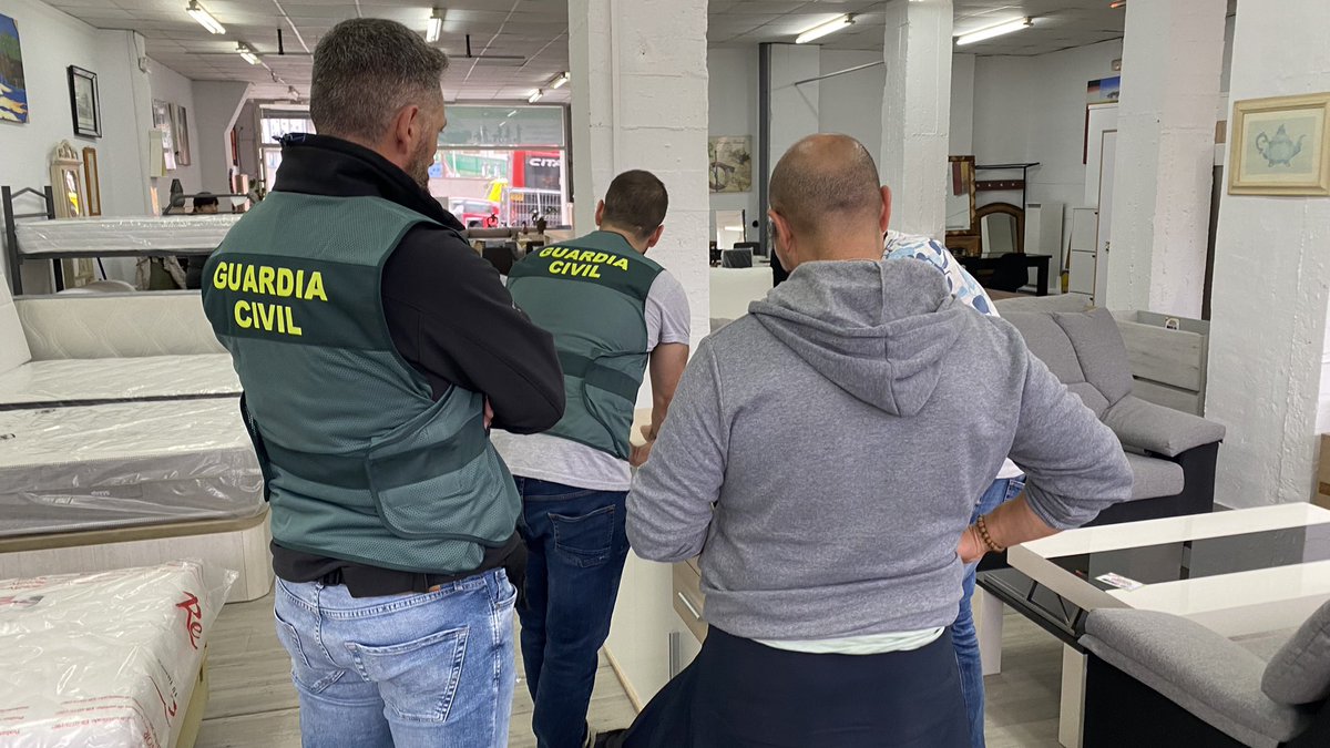 gcivilbizkaia's tweet photo. 🕵️♂️📑 La #UOPJ de la @gcivilbizkaia en coordinación con la Inspección Técnica de la Seguridad Social inspeccionan establecimientos comerciales con el fin de prevenir la Trata de Seres Humanos con fines de explotación laboral.
#ParaServirYProteger #062
#pafif
#fiscalyfronteras https://t.co/mKHpZWUgjh